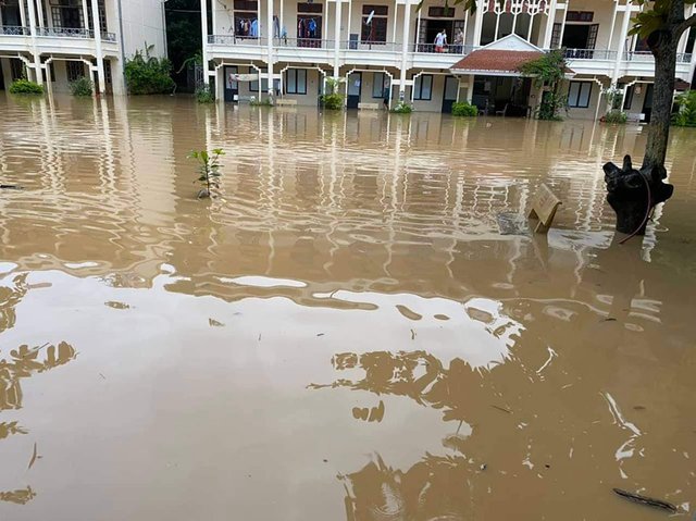 Sơn La: Mưa lớn làm sập cầu treo, lũ cuốn trôi người, trường học ‘biến’ thành sông